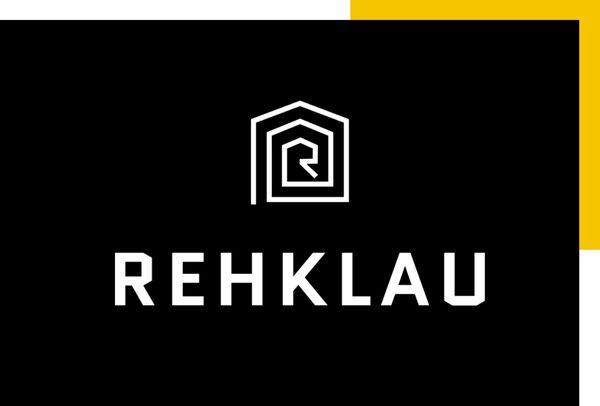 Ein Logo von Rehklau auf einem schwarzen Hintergrund, das ein stilisiertes Symbol und den Firmennamen in weißer Schrift zeigt. Ein gelber Akzent ist im oberen rechten Bereich zu sehen.